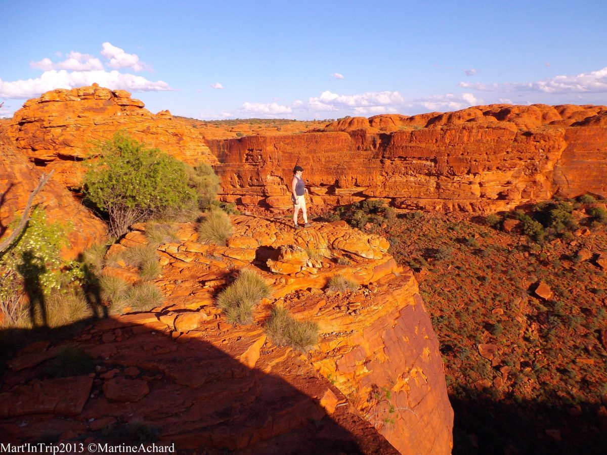 touriste se tenant debout au bord du canyon