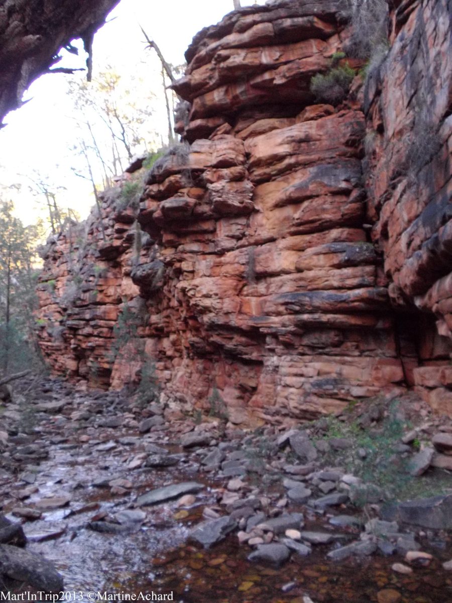 couches de rochers formant des gorges avec la rivière qui  coule au pied