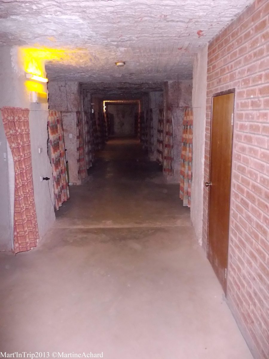 couloir en brique avec des portes