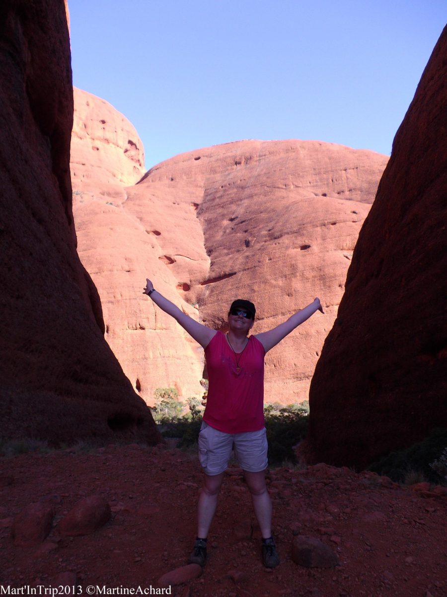 touriste posant entre deux montagnes