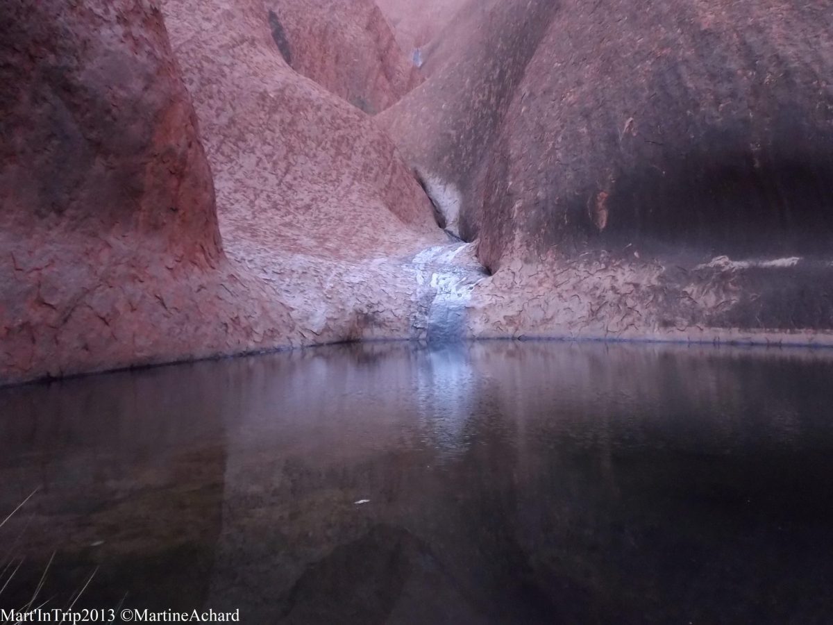 lac entre des rochers