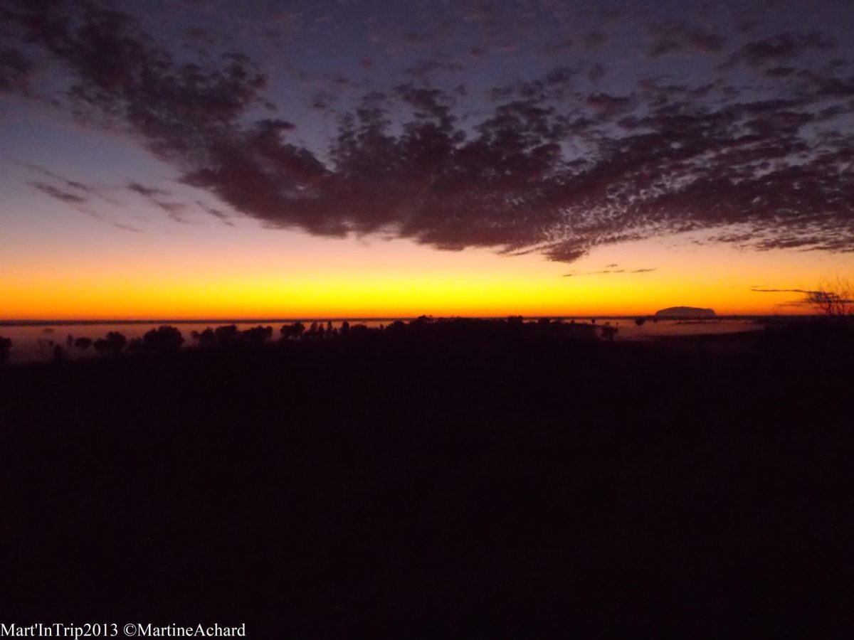mont uluru en fond devant le levé du soleil